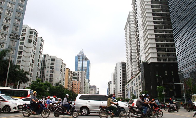 Dân số đô thị tăng nhanh đang gây áp lực lên nguồn cung nhà ở tại Hà Nội. Ảnh: Thành Nguyễn.