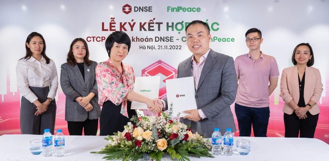 Lễ ký kết hợp tác giữa Chứng khoán DNSE và FinPeace.