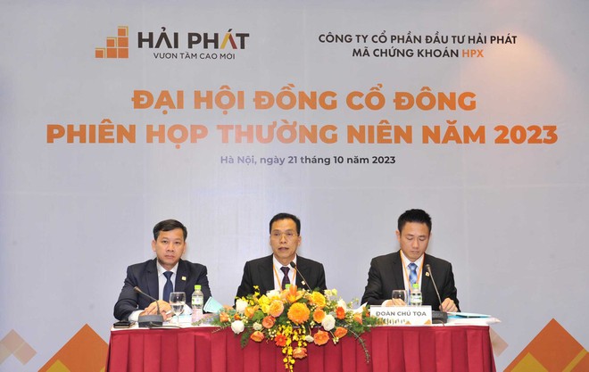 Ông Đỗ Quý Hải (giữa) tiếp tục giữ chức Chủ tịch Hội đồng Quản trị HPX. 