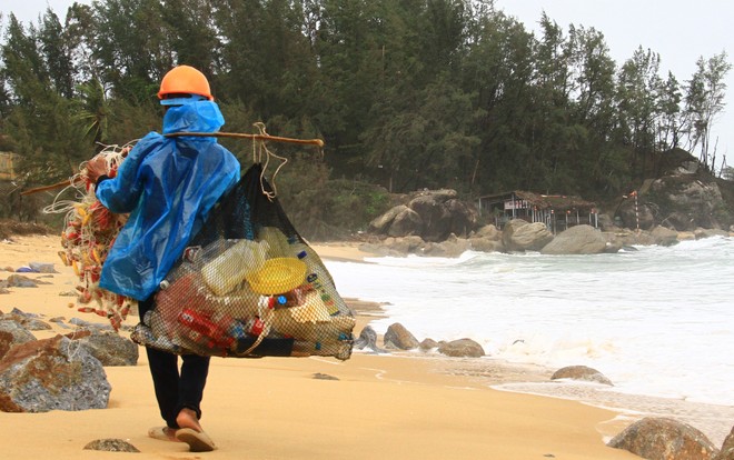 Rác thải nhựa là vấn đề lớn mà Việt Nam đang phải đối mặt. Ảnh: Bình Minh.