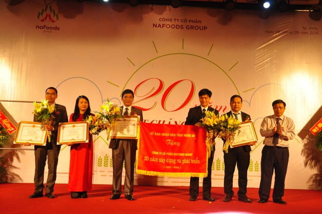 UBND tỉnh Nghệ An tăng Cờ lưu niệm cho Nafoods nhân dịp kỷ niệm 20 năm thành lập Công ty
