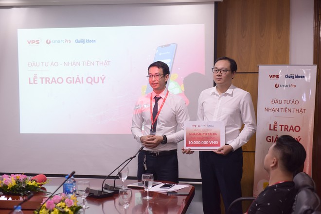 Ban tổ chức trao giải Nhất tháng 10 cho nhà đầu tư Nguyễn Hữu Thanh