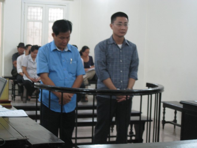 Hai bị cáo Trần Mai Thanh (trái) và Hà Tuấn Anh tại phiên tòa sơ thẩm