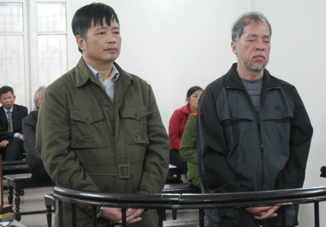 Hai bị cáo Nguyễn Đình Bang (bên trái) và Nguyễn Huy Khang