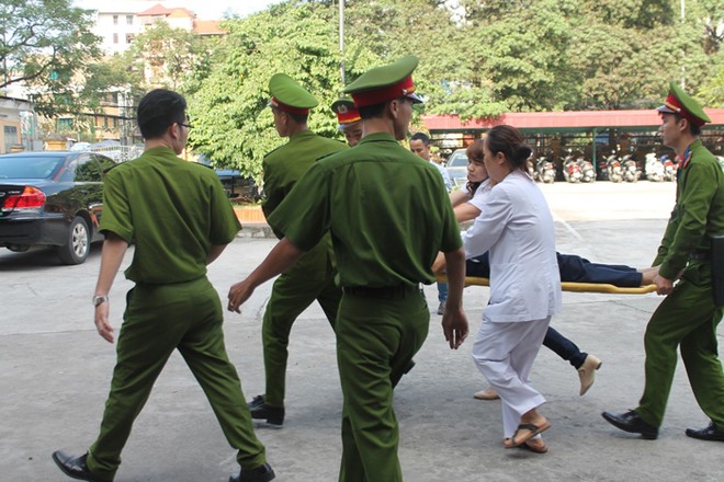 Bị cáo Trần Ngọc Thanh được lực lượng y tế đưa bị cáo vào bệnh viện cấp cứu 