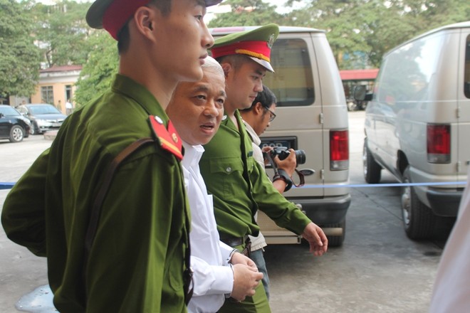 Bị cáo Nguyễn Đức Kiên bị dẫn giải ra xe