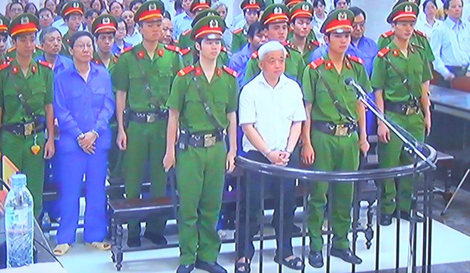 Bị cáo Nguyễn Đức Kiên (áo trắng) cùng các bị cáo khác tại tòa trong phiên sơ thẩm (Ảnh chụp qua màn hình)