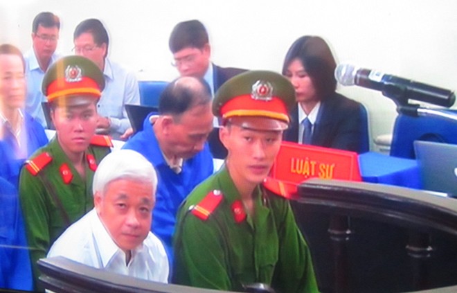 Bị cáo Nguyễn Đức Kiên (áo trắng), cùng các bị cáo khác tại phiên phúc thẩm sáng nay (ảnh chụp qua màn hình)