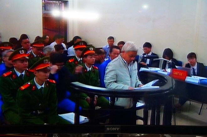 Bị cáo Nguyễn Đức Kiên (đứng) tại phiên tòa (Ảnh chụp qua màn hình)