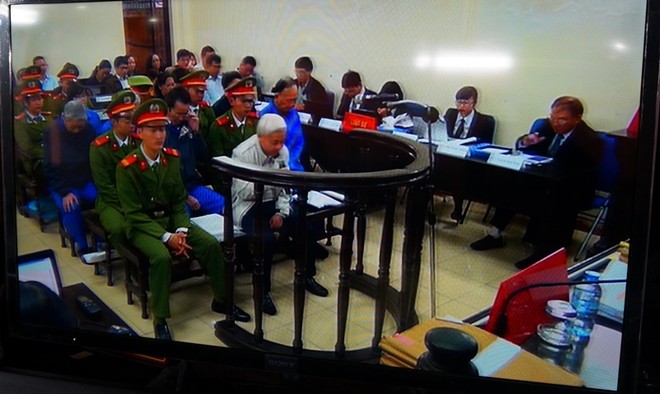 Sáng 2/12, bị cáo Kiên đã xin phép ngồi để trình bày do sức khỏe yếu, huyết áp cao 160/100. 