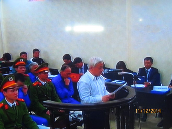 Bị cáo Nguyễn Đức Kiên đọc bản trình bày trước tòa (ảnh chụp qua màn hình)