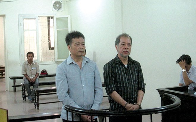 Hai bị cáo Bang và Khang tại Tòa án 