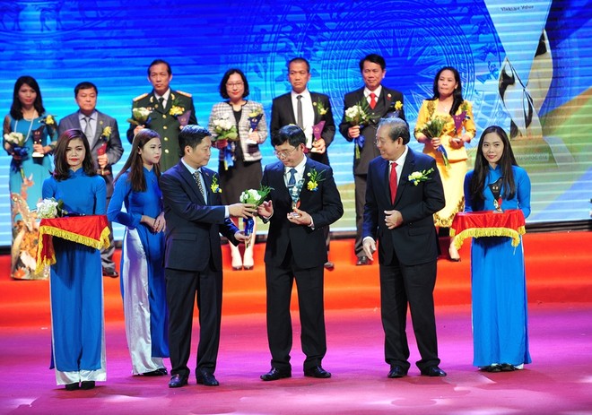 Ông Lê Văn Thanh, Tổng giám đốc CTCP Tôn mạ VNSteel Thăng Long nhận giải Thương hiệu quốc gia 2016. Ảnh Dũng Minh