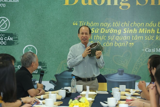 Ông Lý Ngọc Minh, Chủ tịch Công ty TNHH Minh Long I giới thiệu sản phẩm nồi sứ dưỡng sinh