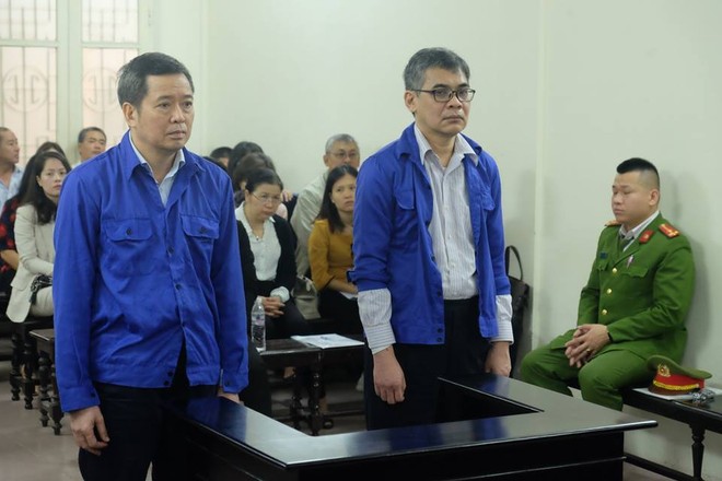 Bị cáo Võ Quang Huy (trái) và bị cáo Từ Thành Nghĩa (phải) tại phiên tòa