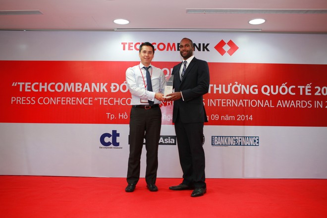 Techcombank nhận liên tiếp 10 giải thưởng quốc tế