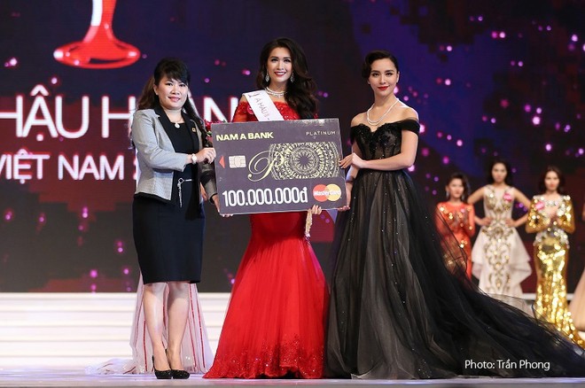 Tổng giám đốc Nam A Bank trao giải thưởng đặc biệt cho Hoa hậu và các Á Hậu hoàn vũ Việt Nam 2015