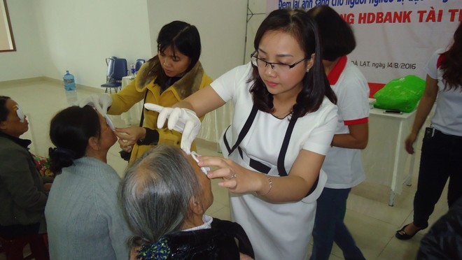 HDBank tài trợ phẫu thuật mắt cho các bệnh nhân nghèo 