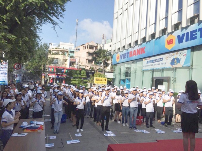 Hàng trăm nhân viên VietBank ra đường tiếp thị
