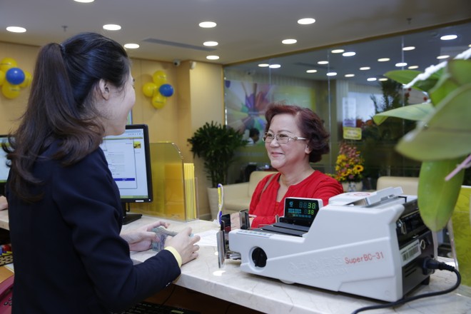 Nam A Bank tặng quà cho khách hàng gửi tiết kiệm