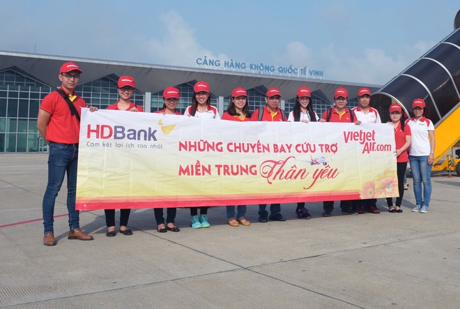 HDBank và VietJet chia sẻ với dân nghèo vùng lũ