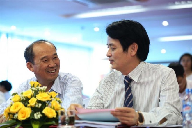 Ông Nguyễn Đức Hưởng (bên phải) và ông Dương Công Minh, ông chủ kín tiếng của LienvietPostBank và Him Lam
