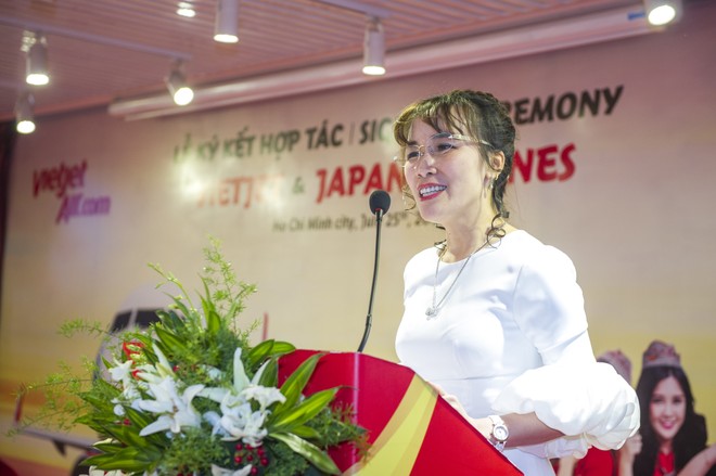 Bà Nguyễn Thị Phương Thảo, Tổng giám đốc Vietjet phát biểu tại lễ ký kết