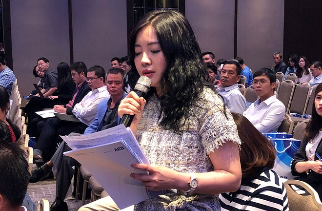Bà Đặng Ngọc Lan phát biểu tại Đại hội đồng cổ đông ACB.