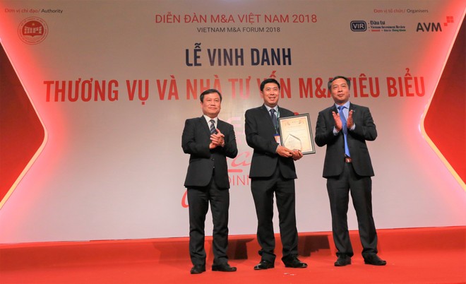 Ông Lê Thành Trung, Phó tổng giám đốc HDBank nhận giải “Doanh nghiệp có chiến lược M & A tiêu biểu Nhất của Thập kỷ (2009- 2018