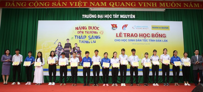  Nam A Bank và hoa hậu H’Hen Niê trao học bổng tại Đăk Lăk