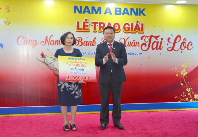 Nam A Bank trao giải đặc biệt là sổ tiết kiệm 500 triệu đồng cho khách hàng trúng thưởng