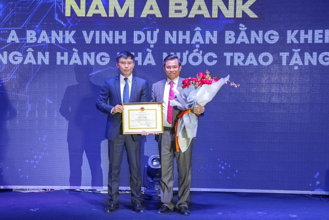 Nam A Bank nhận bằng khen Ngân hàng Nhà nước