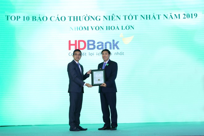 Ông Lê Hải Trà (trái), thành viên phụ trách HĐQT HOSE, Trưởng Ban tổ chức trao giải cho HDBank