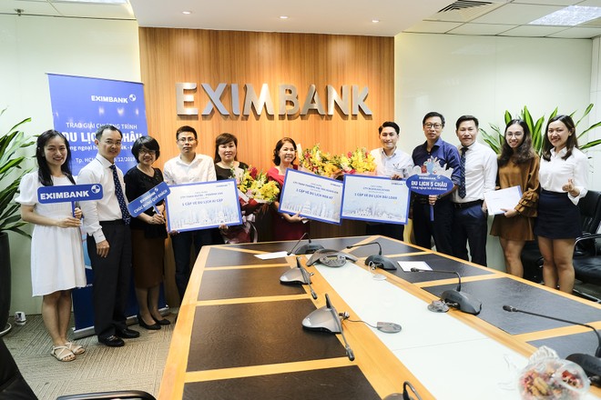 ng Đào Hồng Châu (Thứ hai bên trái) – Phó Tổng Giám đốc Eximbank trao giải thưởng cho đại diện của các Khách hàng Doanh nghiệp trúng thưởng 