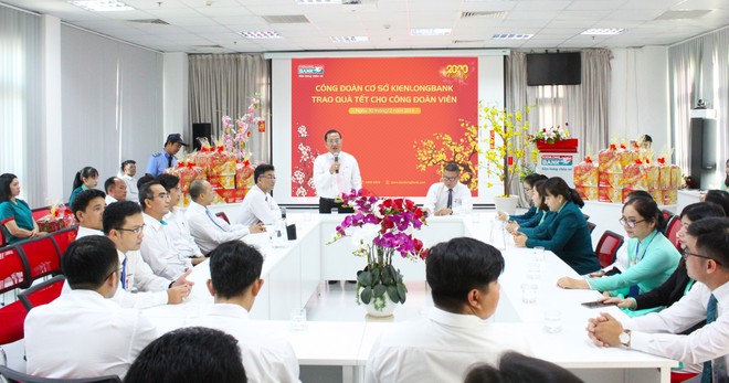  Công đoàn cơ sở Kienlongbank trao tặng 3.000 quà Tết cho công đoàn viên, người lao động 