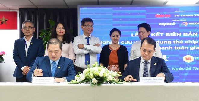 Ông Hồ Phan Hải Triều  - Phó tổng giám đốc Vietbank (bên trái) và đại diện NAPAS ký thỏa thuận hợp tác thanh toán giao thông không tiếp xúc