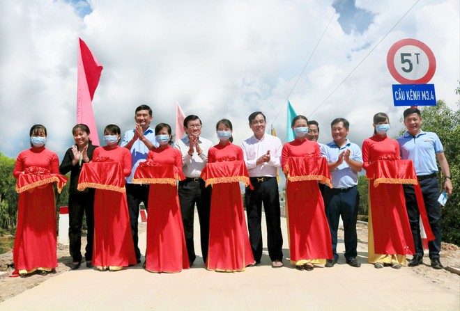 Nguyên Uỷ viên Bộ chính trị, nguyên Chủ tịch nước CHXHCN Việt Nam - ông Trương Tấn Sang, Ban lãnh đạo Vietbank, cùng lãnh đạo địa phương cắt băng khánh thành cầu.