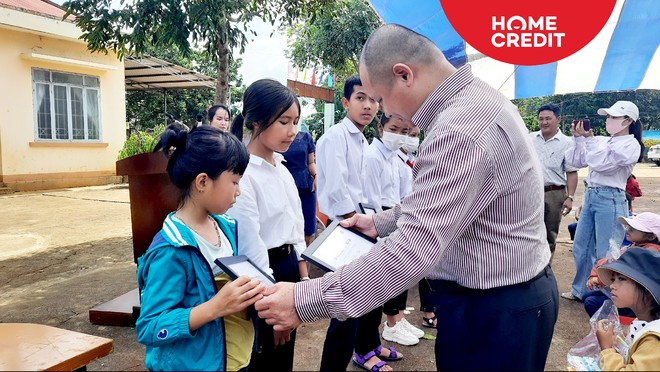 Home Credit Việt NAm hỗ trợ cho học sinh tại tỉnh Đắk Lắk