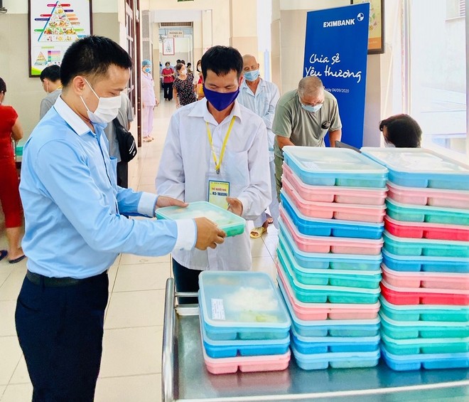 250 suất ăn được cán bộ nhân viên Eximbank đóng gói cẩn thận và trao cho bệnh nhân tại Viện Huyết học Truyền máu Trung ương. 