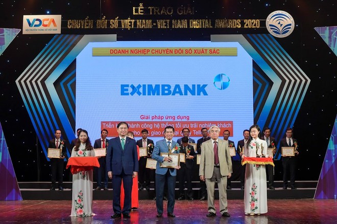 Ông Nguyễn Hướng Minh (ở giữa) - Phó Tổng giám đốc Eximbank đại diện ngân hàng nhận giải thưởng từ Ban Tổ chức.