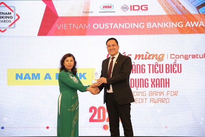 Bà Lê Thị Kim Xuân – Trưởng Văn phòng đại diện Hiệp hội Ngân hàng tại TP.HCM trao giải thưởng “Ngân hàng tiêu biểu về Tín dụng xanh” năm 2020 cho đại diện Nam A Bank - ông Hà Huy Cường, Phó tổng giám đốc.