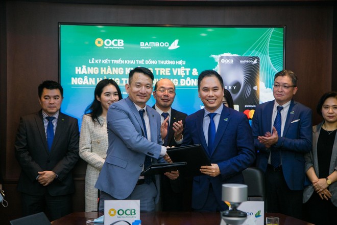  Ông Nguyễn Đình Tùng - Tổng giám đốc OCB và ông Đặng Tất Thắng, Phó chủ tịch thường trực kiêm Tổng giám đốc hãng hàng không Bamboo Airways ký kết hợp đồng triển khai thẻ Đồng thương hiệu OCB - BAV