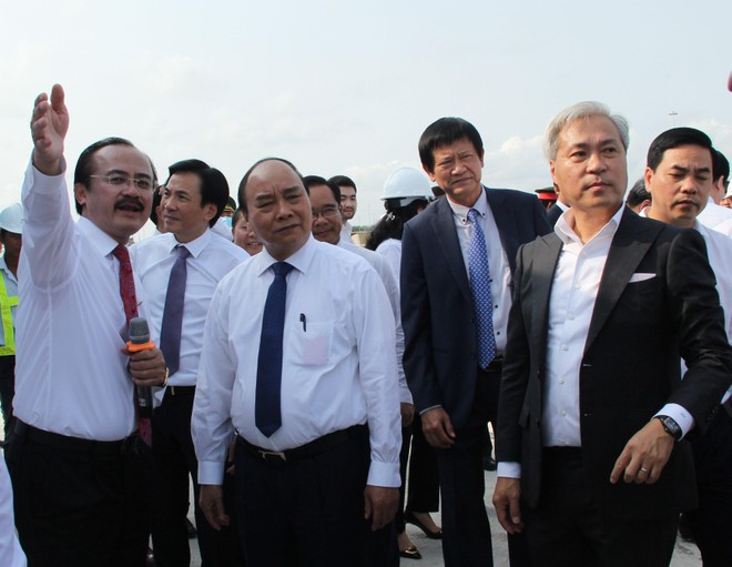 Thủ tướng Chính phủ Nguyễn Xuân Phúc kháo sát vị trí xây dựng Nhà máy điện LNG Long An I & II tại Khu Dịch vụ công nghiệp Đông Nam Á, thuộc dự án Cảng Quốc tế Long An
