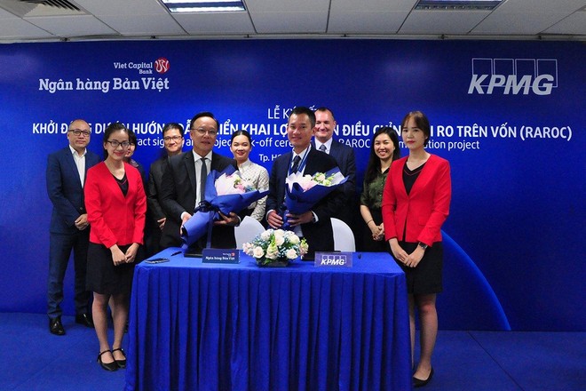 Ông Lý Công Nha (Giám đốc khối tài chính Ngân hàng Bản Việt) ký kết cùng ông Phạm Đỗ Nhật Vinh - Giám đốc tư vấn dịch vụ tài chính và ngân hàng KPMG