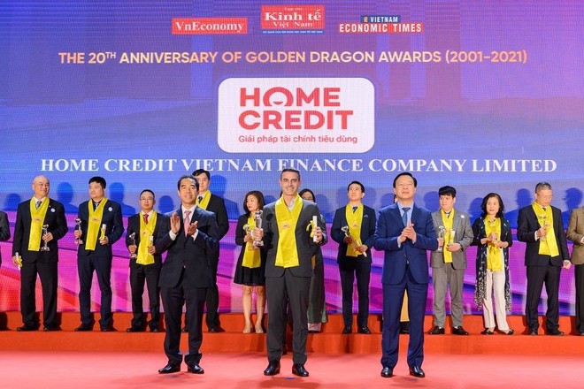 Ông Fabien Sanchez – Giám đốc Bộ phận Rủi ro và Thu hồi nợ, đại diện Home Credit Việt Nam nhận giải thưởng từ đại diện Ban tổ chức Rồng Vàng 2021.