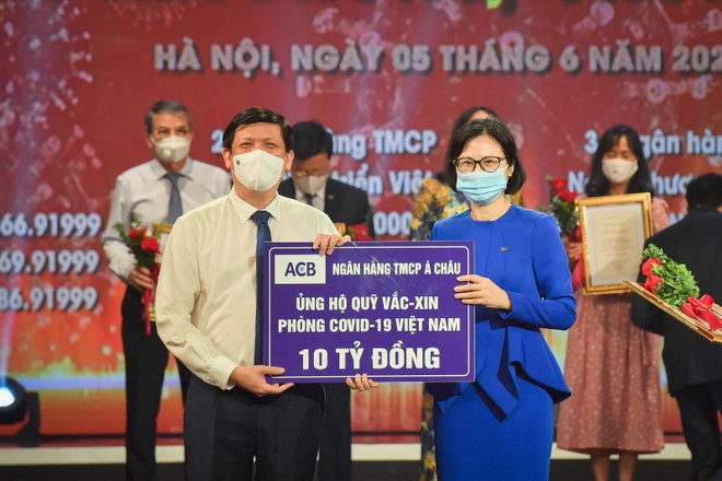 ACB ủng hộ 10 tỷ đồng vào Quỹ vắc xin Việt Nam và mua 100.000 liều vắc-xin cho nhân viên