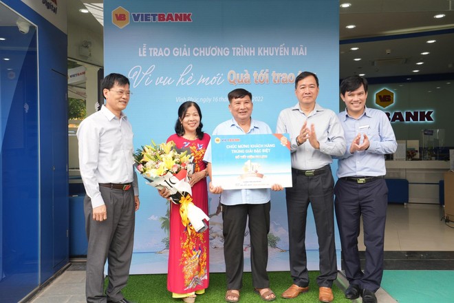 VietBank trao 1 tỷ đồng cho khách hàng trúng giải đặc biệt chương trình "Vi vu hè mới - Quà tới trao tay"