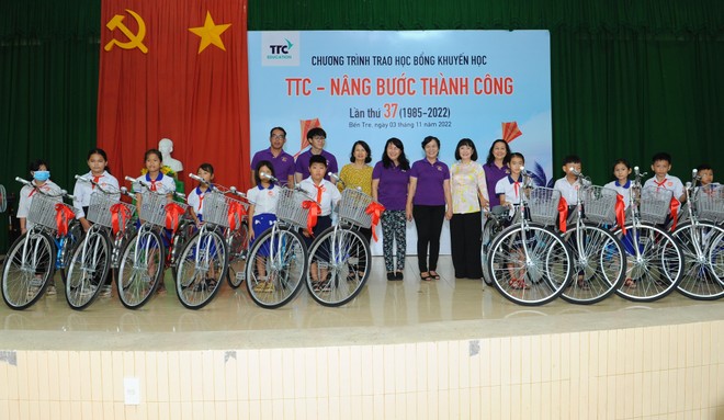 Bà Huỳnh Bích Ngọc - Phó Chủ tịch Thường trực Tập đoàn TTC thấu hiểu những khát khao, phấn đấu vươn lên của các em học sinh nơi làng quê xa xôi