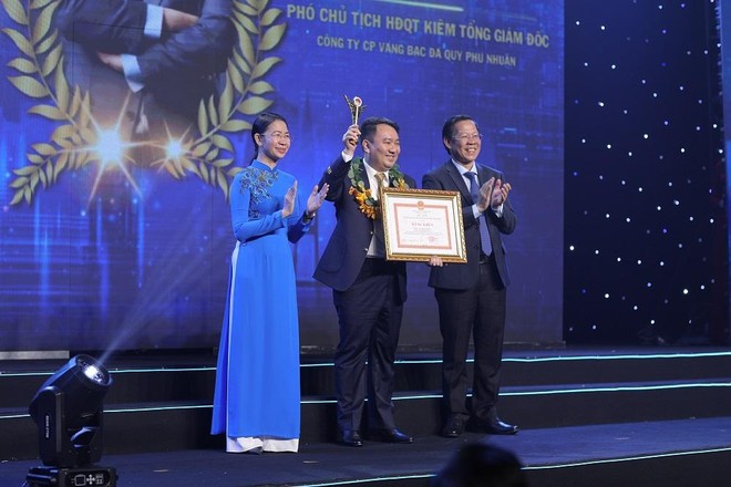 Ông Lê Trí Thông – Phó Chủ tịch HĐQT kiêm Tổng Giám đốc PNJ (ở giữa) nhận bằng khen Doanh nhân trẻ xuất sắc TP.HCM 2022