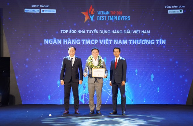 Ông Nguyễn Tiến Sỹ - Phó tổng giám đốc Vietbank đại diện nhận giải.